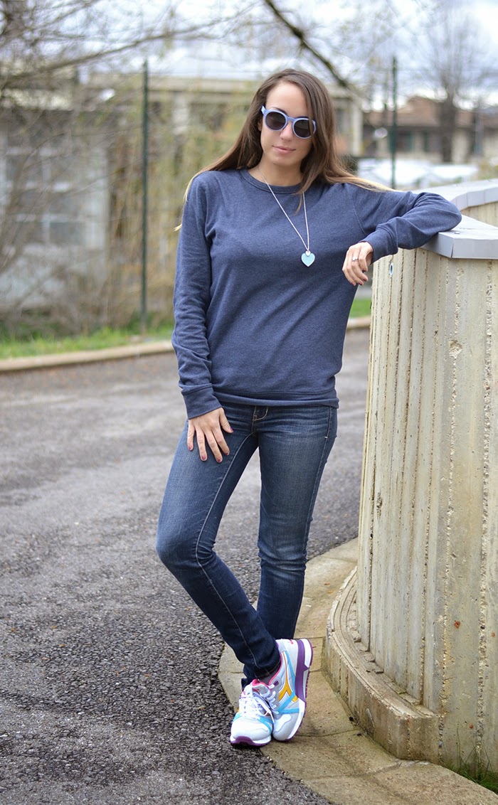 sweatshirt and jeans fashion blogger