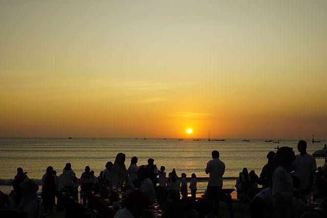 Menikmati sunset di Pantai Kedonganan Jimbaran