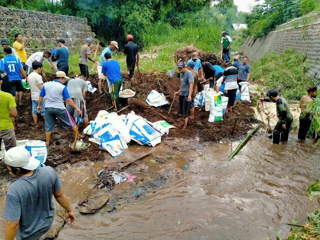 Cegah abrasi sungai Laweyan, warga desa Tambakrejo bergotong royong membuat tanggul dan tutup lubang bawah tebing