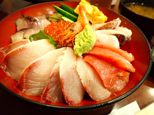 鰤魚主体的海鮮蓋飯。