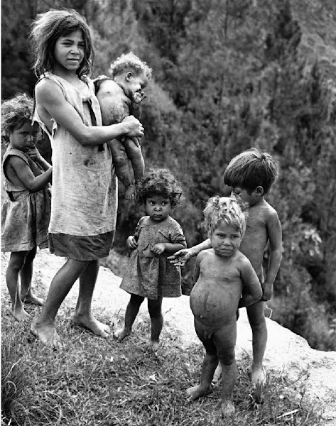 Niños junto a la barranca