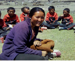 Pema Mingdi colaborando en la escuela donde estudió. 