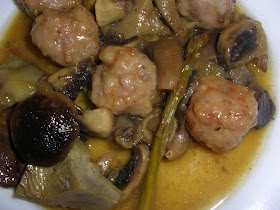 ALBÓNDIGAS DE CARNE CON SALSA DE ALCACHOFAS, ESPÁRRAGOS Y SETAS.
