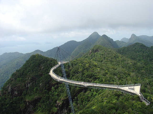 Langkawi Sky Bridge Ponte curvada sobre floresta tropical