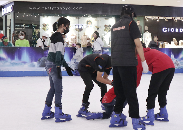 bermain ice skating di cibinong city mall