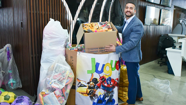 Toño López apoya a los Reyes Magos con donación de juguetes