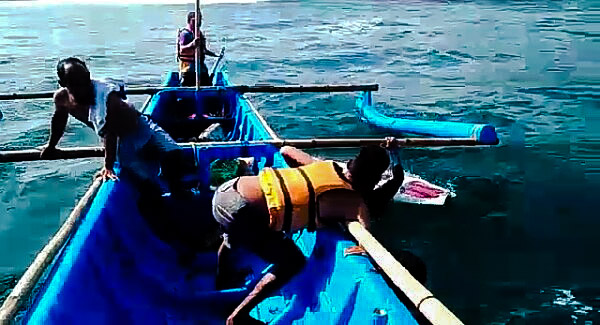 Proses Penyelamatan Wisatawan Asal Sleman Yang Terhantam Ombak Besar Dipantai Krakal 
