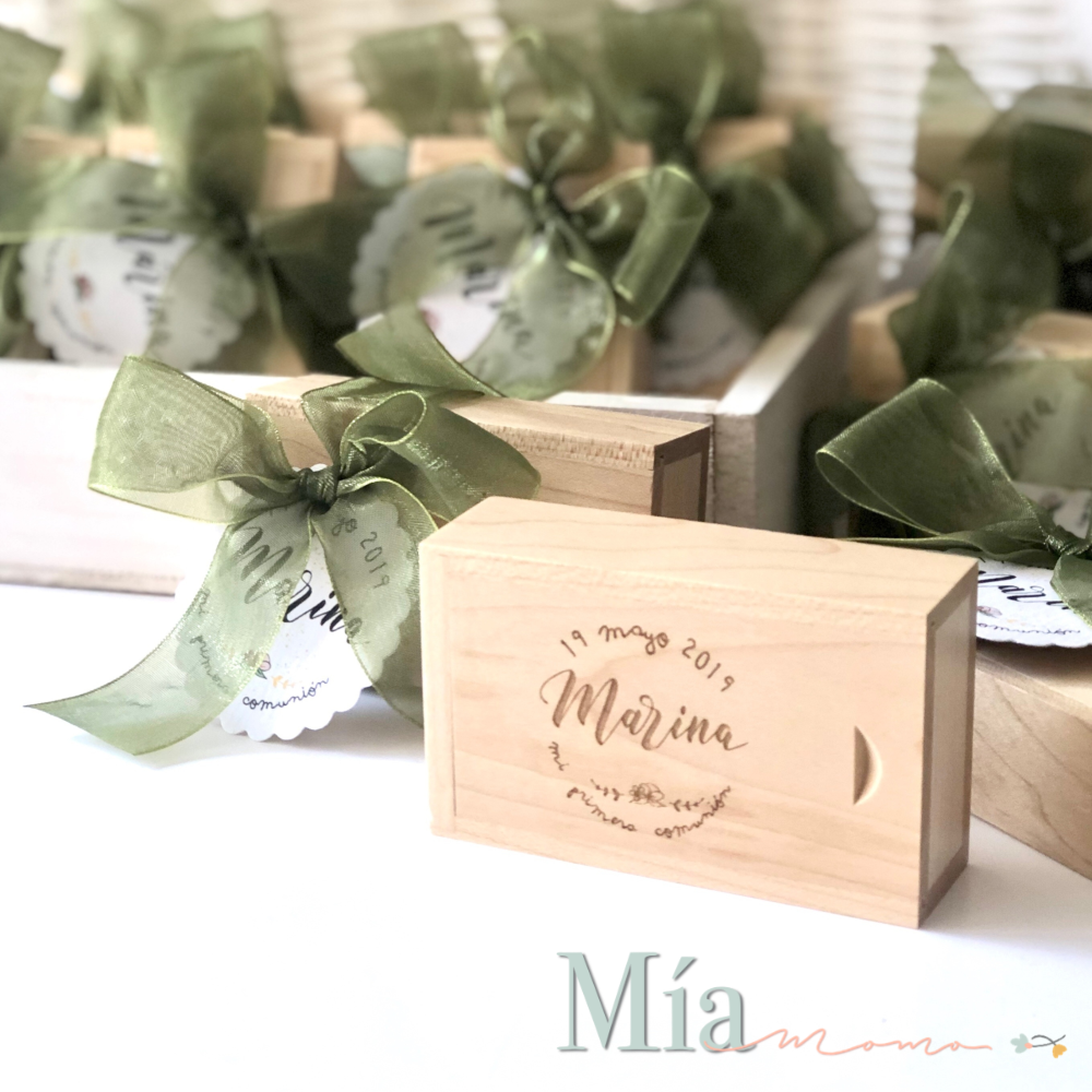 usb madera grabado con caja detalles invitados mia momo