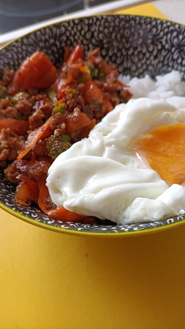 Bibimbap de cerdo y brócoli