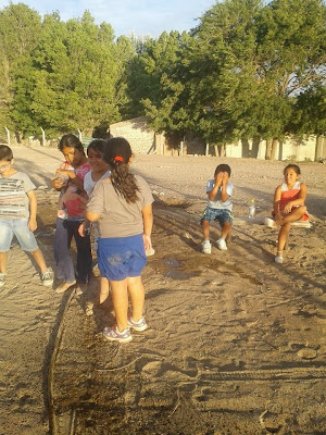 Vecinos del Bº Centro Oeste salieron a limpiar su plaza.-