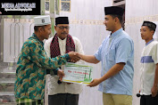 Didamping Ustadz Saiful Umar Waka Polres Aceh Tamiang Menyerahkan Bantuan Kepada BKM Masjid Al-Ikhlas