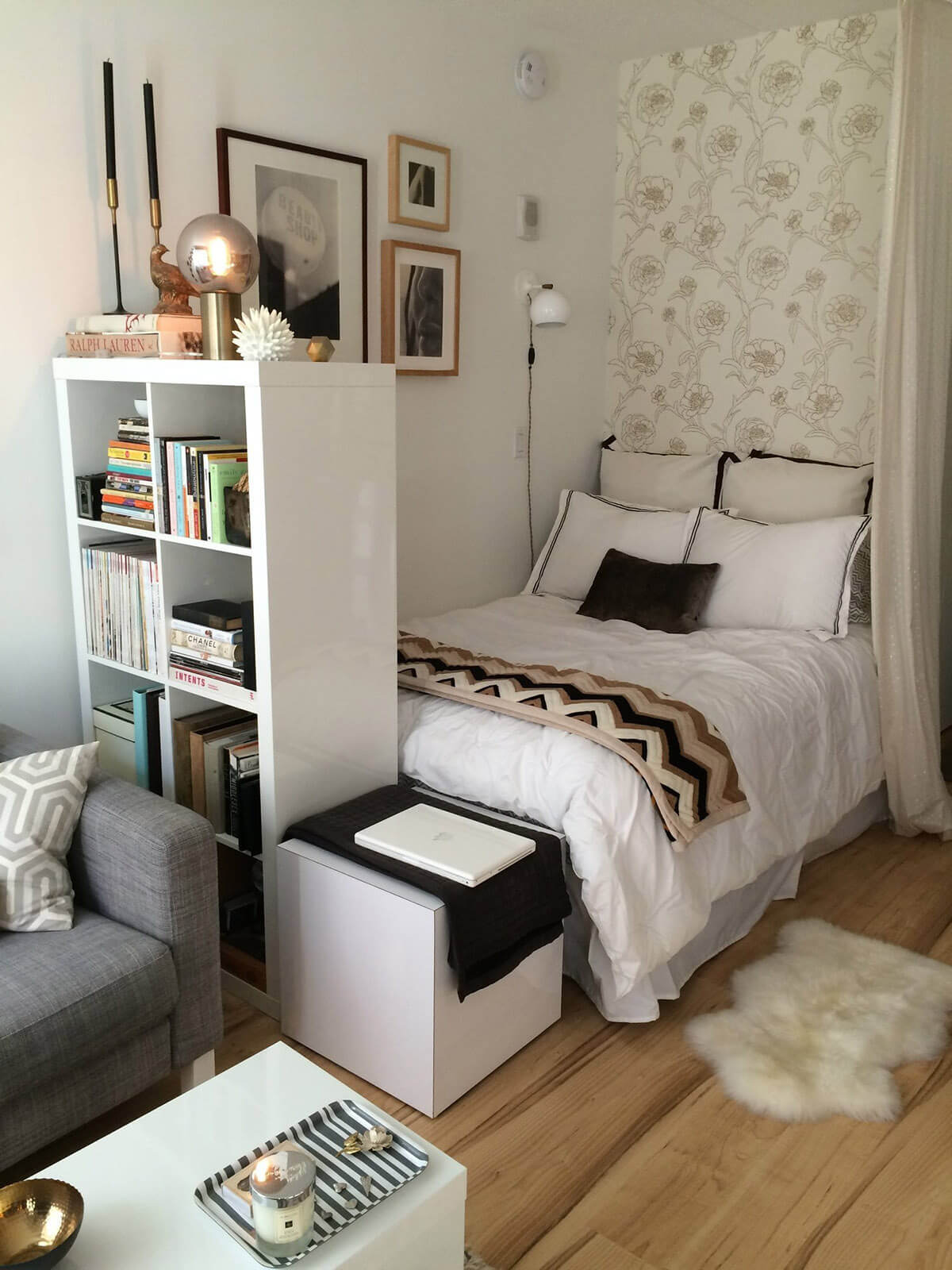 deco bilik tidur kecil simple dengan rak buku