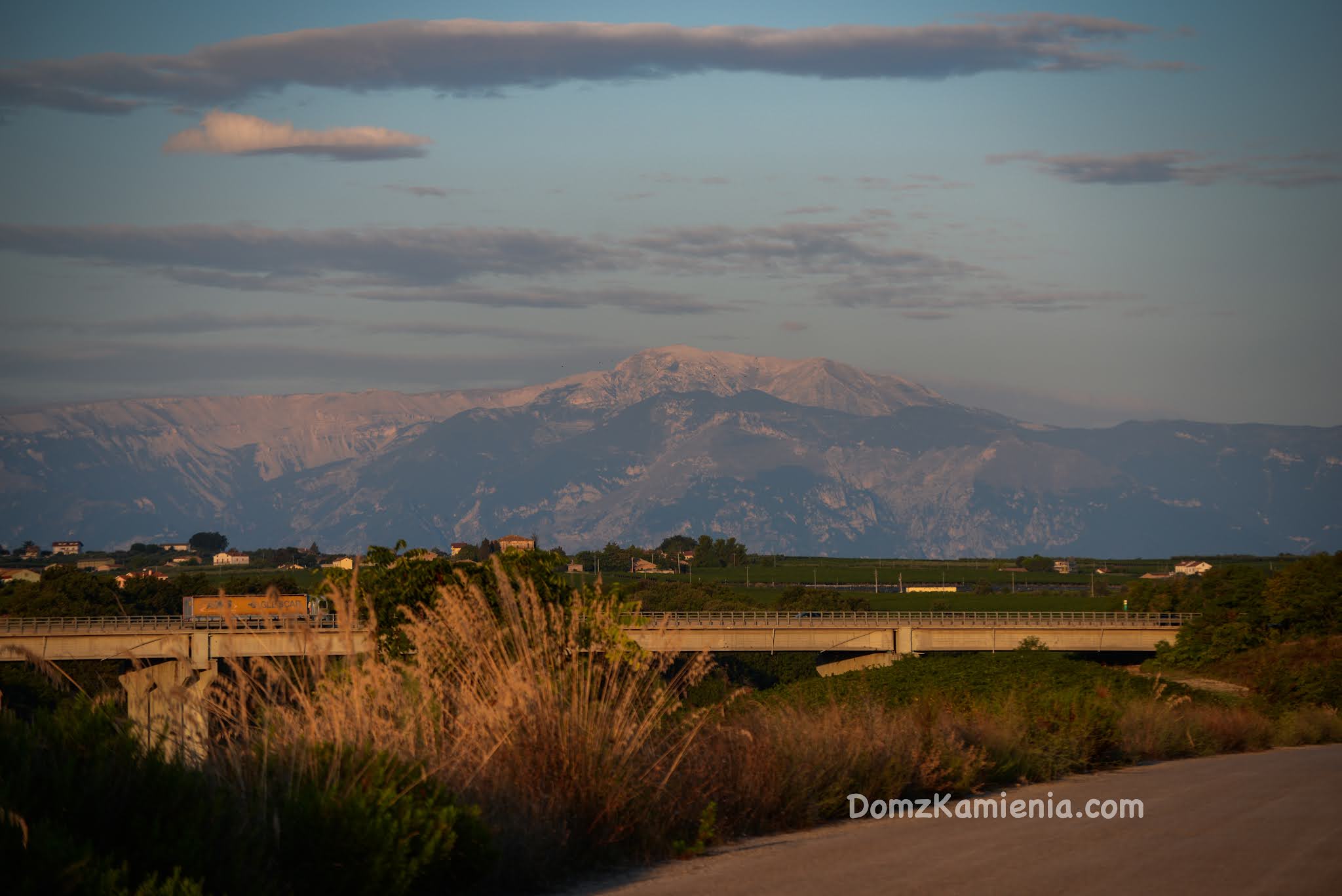 Dom z Kamienia Wschód słońca nad Adriatykiem , Abruzzo