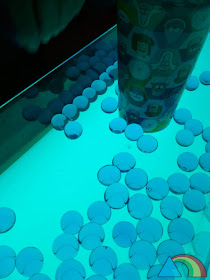 Bandeja de bolas de gel o water beads sobre mesa de luz