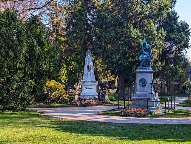 中央がベートーヴェンの墓、右の銅像が乗っているのがモーツァルトの墓