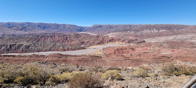 Unterwegs in den Bergen von Bolivien. Dem Hauptsitz der Pfarrei „San Francisco de Asis“ Esmoraca: 3.503 m über dem Meeresspiegel, Provinz Sud Chichas, Departement Potosí und Mojinete mit seinen Gemeinden in der Provinz Sud Lipez Teil derselben Pfarrei.