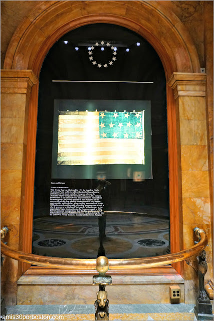 Proyección de una de las Banderas del Memorial Hall en el Massachusetts State House de Boston