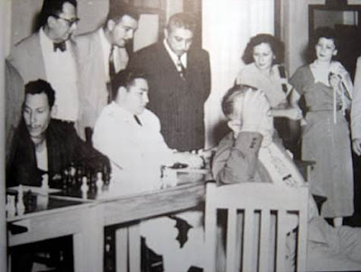 Simultáneas a la ciega de ajedrez de Miguel Najdorf en Rosario en 1943