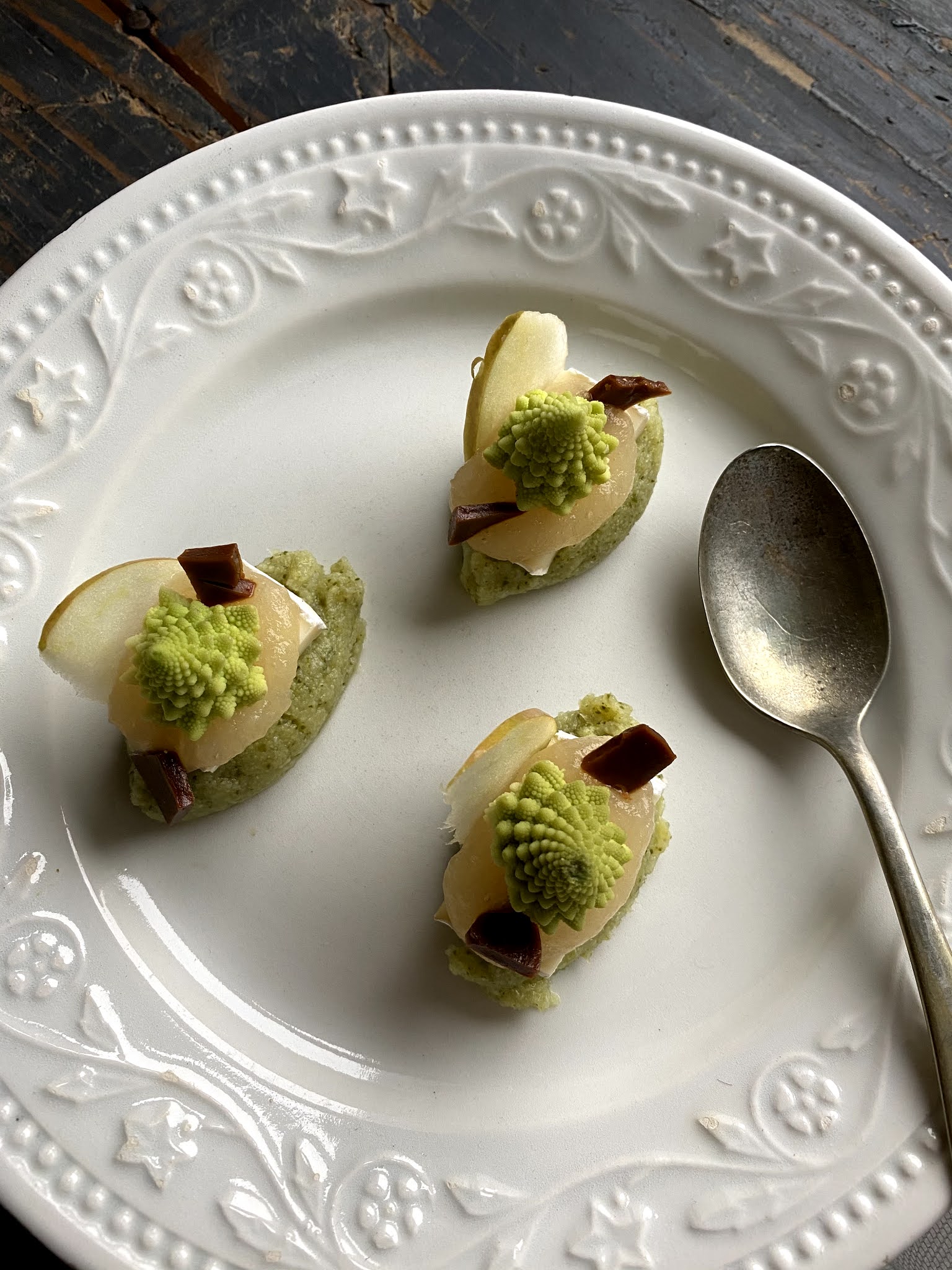 Broccolo con toma di capra, mela e caramello salato