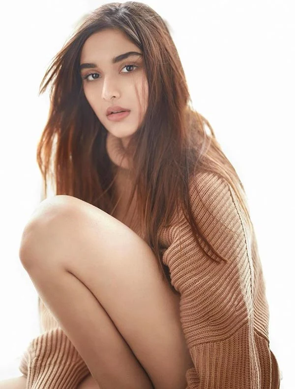 Saiee Manjrekar sexy legs hot actress