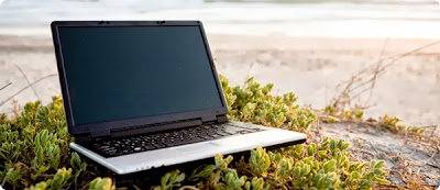 laptop en la playa