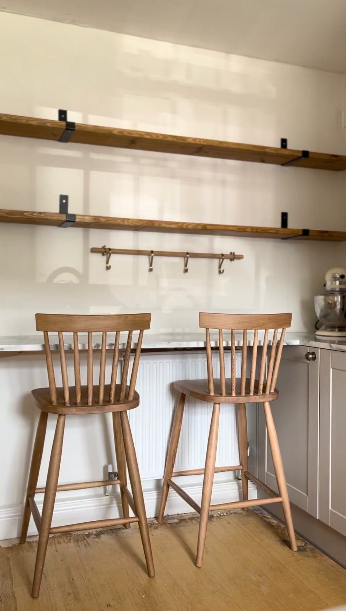 Open kitchen shelf styling. Scaffold board shelves styled in farmhouse style. Budget kitchen inspiration for your home decor.