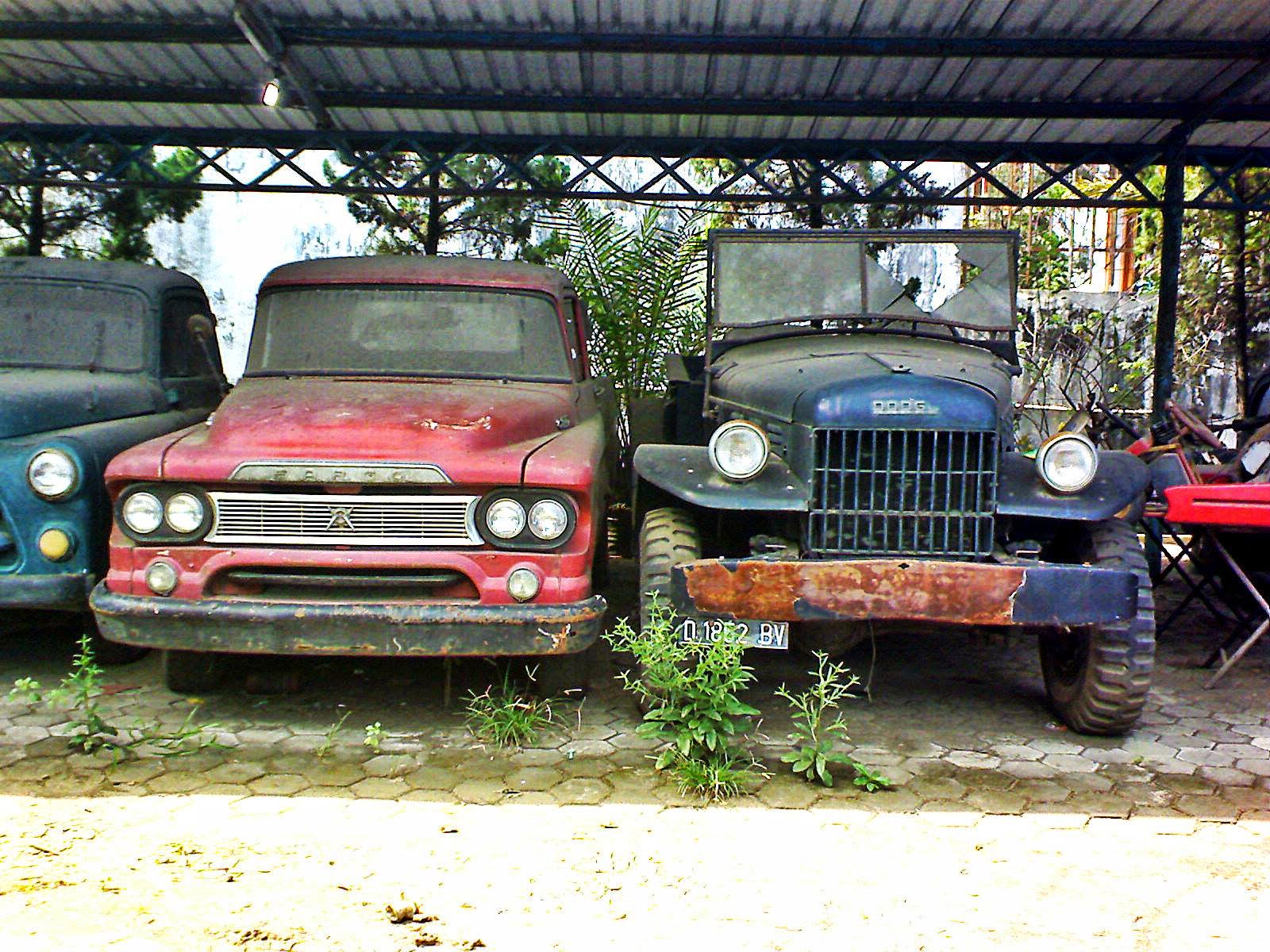 Mobil Antik Koleksi Pemilik PO Sumber Alam Dunia Otomotif