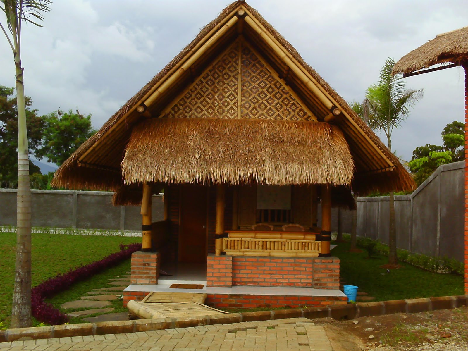  Saung  Bambu  Atap Ilalang GAZEBO BAMBU 