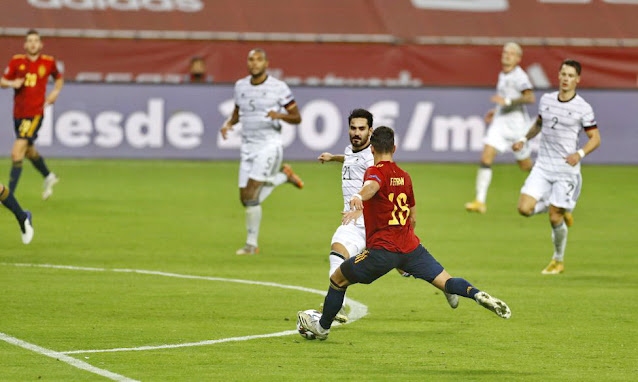 Ferran Torres remata para marcar su tercer gol y el quinto de España. Gundogan, Tah y Robin Koch siempre superados. SELECCIÓN DE ESPAÑA 6 SELECCIÓN DE ALEMANIA 0. 17/11/2020. Liga de Naciones de la UEFA, 2ª edición, Grupo IV, jornada 6. Sevilla, España, estadio Olímpico de La Cartuja.