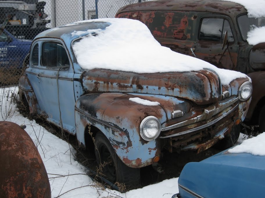 Judging by the parking lights this is a'46 or early'47 Ford coupe in