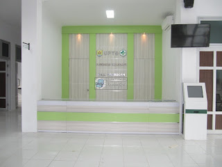 Interior Ruang Lobby Kantor - Kontraktor Interior Jawa Tengah - Meja Front Desk Granit