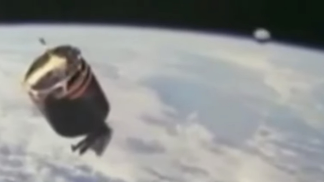 Here's a fantastic UFO sighting that 8s shown in the ISS video.