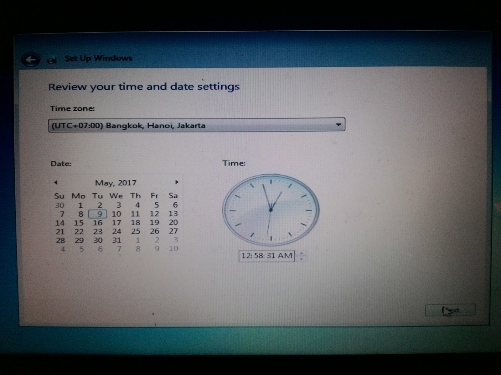 Aturlah zona waktu sesuai lokasi kamu dan klik Next