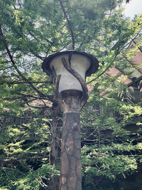 Image of a light lamppost