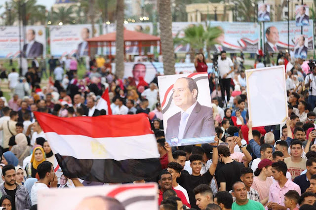 صور الرئيس وأعلام مصر فى احتفالية انتصارات أكتوبر فى بورسعيد - الناشر المصرى
