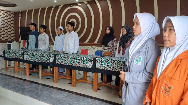 Agenda Tashih Al-Qur'an dan Pembiasaan Akhlaqul Karimah siswa-siswi SD Islam Unggulan Almadinah di Pondok Pesantren Al-Inaaroh