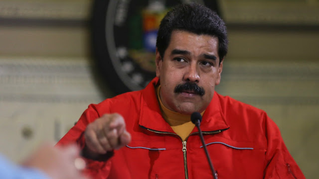 Maduro firma contrato de la administración pública y ratifica 50.000 pensiones