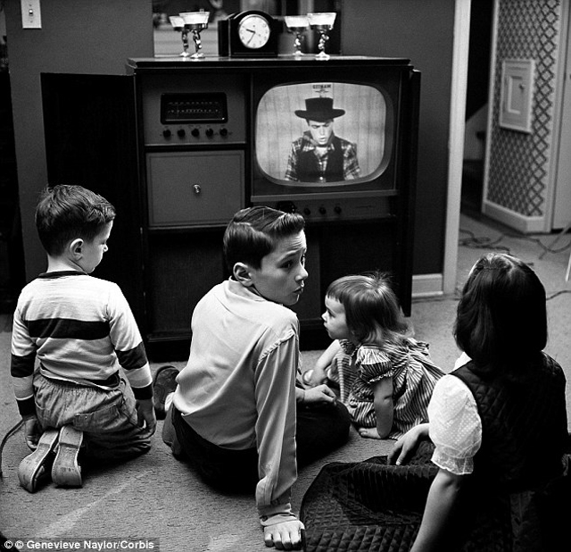 Before the Internet – 25 Vintage Photos Show Children Watching TV in the Past