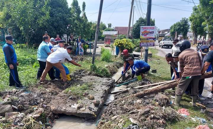 Masyarakat Pamatang Tanah Jawa Gotong Royong Perlancar Saluran Drainase