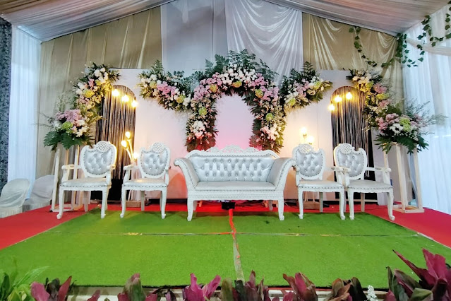 Backdrop pernikahan dekorasi pelaminan di rumah