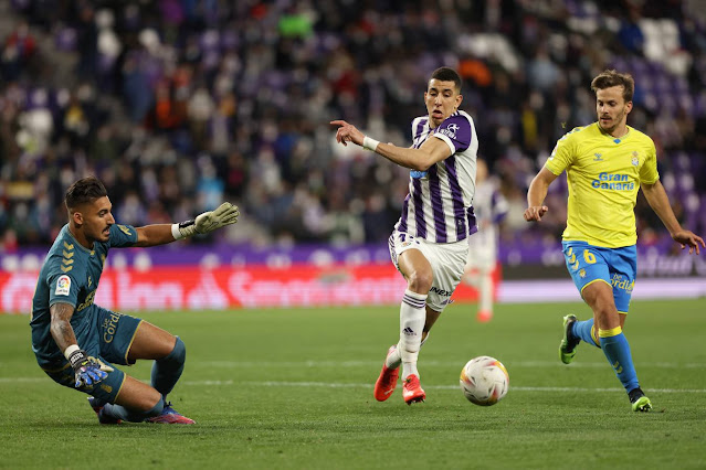 El Yamiq burla a Vallés y Curbelo pero se quedó en mala posición y no pudo culminar la jugada. REAL VALLADOLID C. F. 0 U. D. LAS PALMAS 1 Sábado 19/03/2022, 18,15 horas. Campeonato de Liga de 2ª División, jornada 32. Valladolid, estadio José Zorrilla, 15.252 espectadores. GOLES: 0-1: 61’, Sadiku