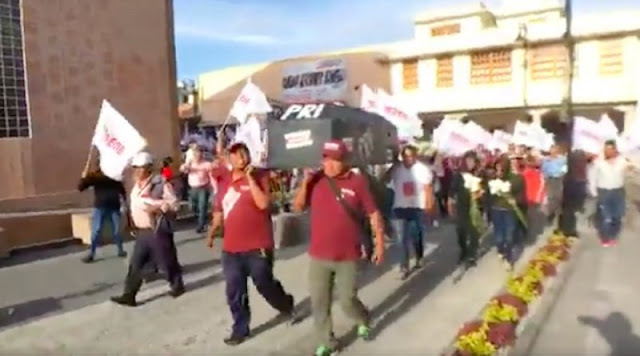 Militantes de Morena entierran al PRI en Atlacomulco. (VIDEO)