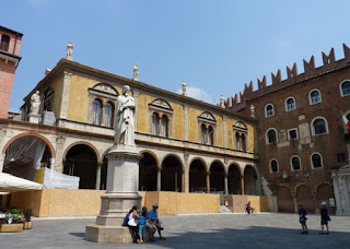 Verona, Plaza de los Señores, Monumento a Dante.