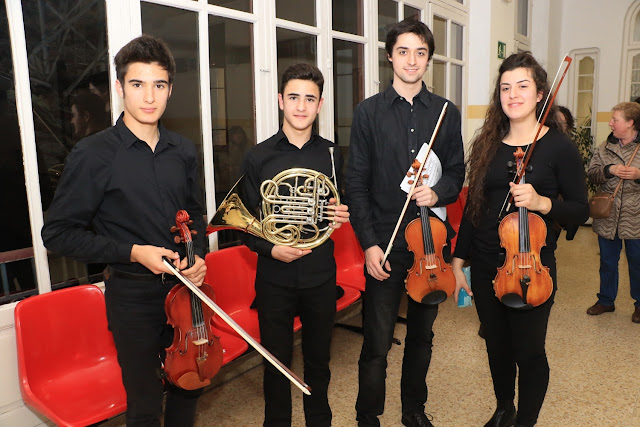 Estudiantes del conservatorio, tras un concierto 