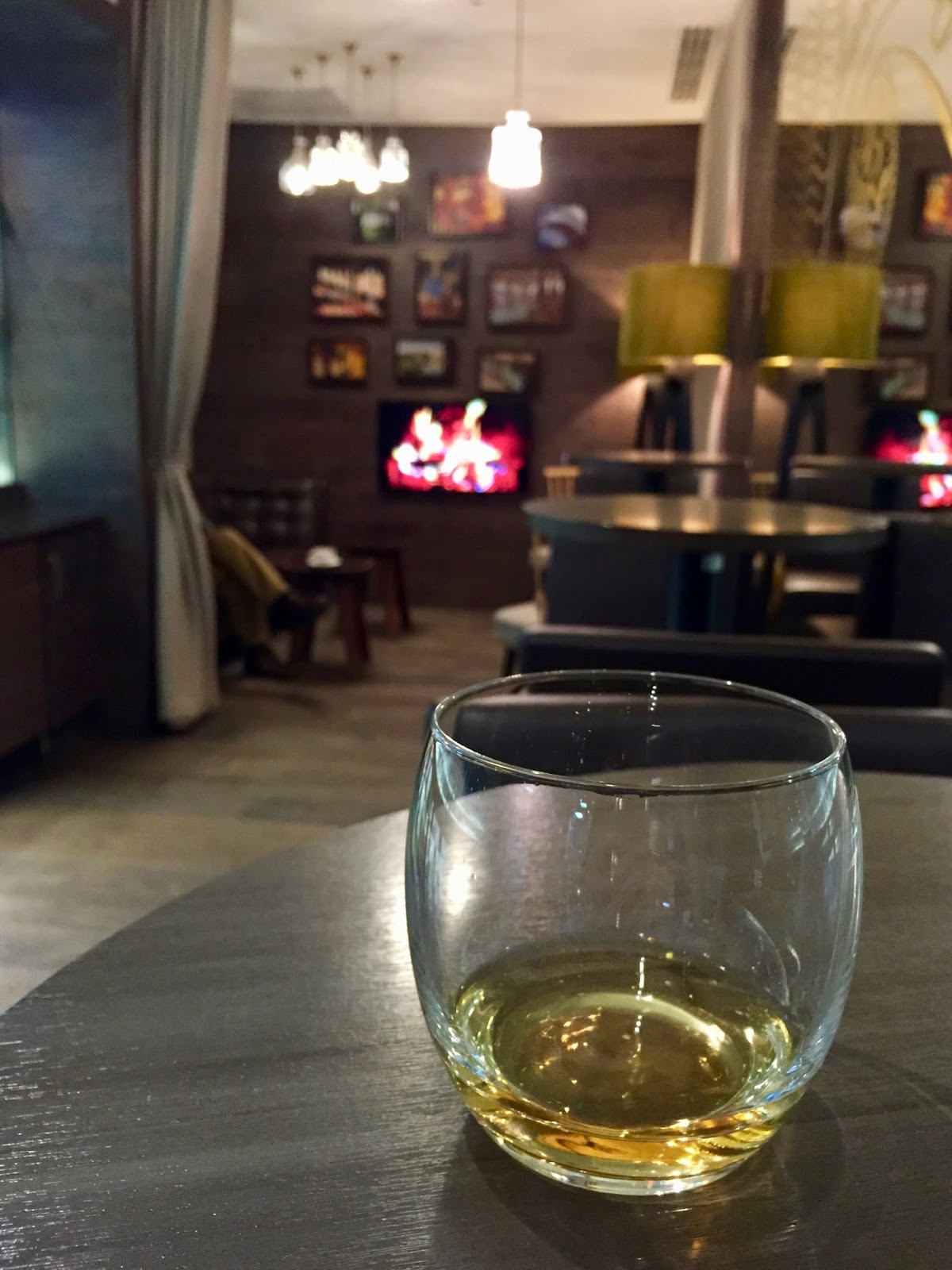 a whisky snug located in the British airways club lounge at Glasgow airport in Scotland, photo and blog post by Cal Mc from www.CalMcTravels.com