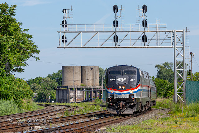 P281-20, led by AMTK 707, passes under the westward absolute signals at CP 286.