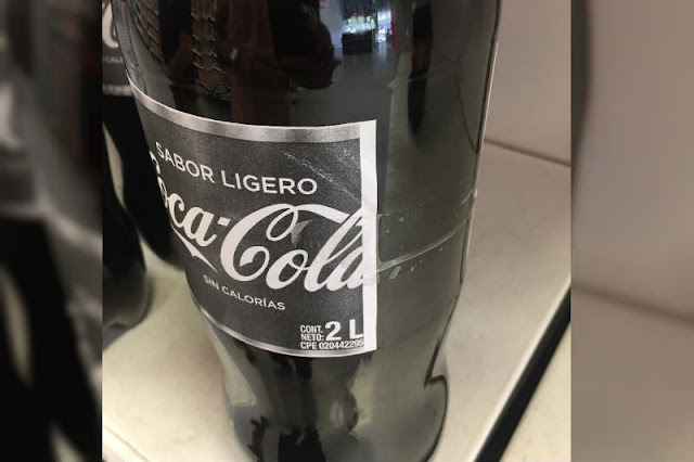 Coca-Colas en Venezuela ahora vienen pintadas en blanco y negro por falta de pintura
