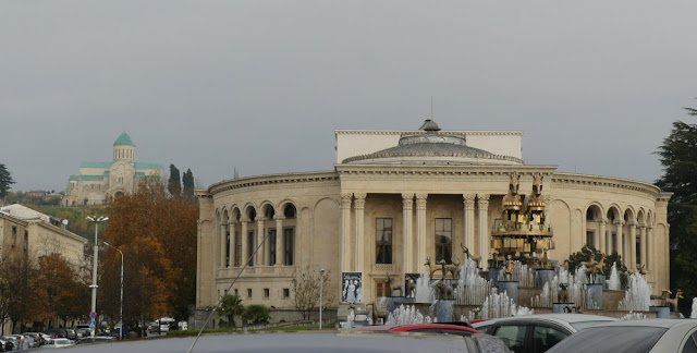 Kutaissi mit Kolchisbrunnen und Bagrati-Kathedrale, Georgien