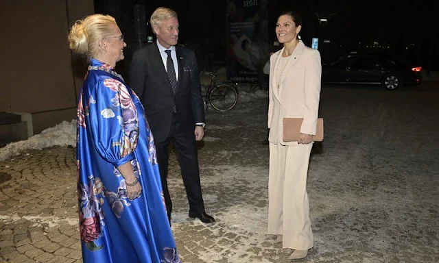 Andiata Kamille trousers and beige top. Crown Princess Victoria wore a beige Jane blazer by Andiata. Cravingfor baroque pearl earrings