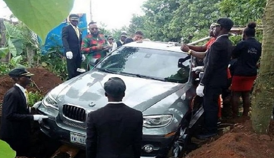 Kisah Anak Kuburkan Ayahnya Dalam Mobil Mewah Seharga 1,2 Miliar, Katanya Biar Cepat Masuk Surga
